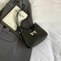 Schicke schwarze gewebte Mondsicheltasche mit silberner Schleifenschnalle und Trägern - Schwarz