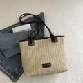 Bolso tote de paja tejida beige con ribete de cuero marrón y correa fina al hombro - Café Grande