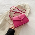 Bolso de mano rosa brillante de moda con hebilla dorada y correa de hombro ajustable - rosa intenso