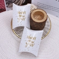Witte kussenvormige Happy New Year geschenkdoos met gouden letters en sterrendessin - Wit