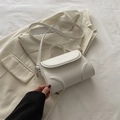 Weiße Ledertasche mit 'FASHION & BAG' Prägung und elegantem Überschlag-Design - Weiß