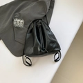 Minimalistische schwarze Leder-Beuteltasche mit geometrischen Nähten und Kordelzug - Schwarz