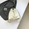 Beige gesteppte Beuteltasche mit Kordelzug und geometrischem Reliefmuster aus PU - Weiß