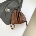 Dunkelbraune Beuteltasche mit Patchwork-Design und praktischem Kordelzugverschluss - Braun