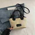 Bolso tipo cubo de paja beige con correas de cuero negro y bandolera - Pequeño Negro