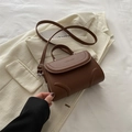 Dunkelbraune Leder-Umhängetasche mit elegantem Tragegriff und verstellbarem Schultergurt - Braun
