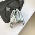 Silberner Metall-Eimer-Rucksack mit geometrischem Patchwork und Kordelzugverschluss - Silber