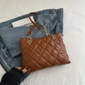 Borsa a tracolla marrone caldo trapuntata con catena e motivo a rombi elegante - Marrone