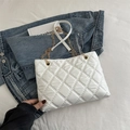 Borsa tote trapuntata bianca con catena dorata su denim per un look alla moda - Bianco