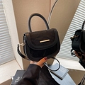 Elegante borsa a sella bicolore in pelle con fibbia in metallo e manico cilindrico - Nero