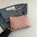 Borsa a tracolla trapuntata rosa con catena dorata su giacca di jeans blu - Rosa