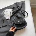 Bolso de hombro semicircular negro con barra metálica dorada y asa de mano - Negro