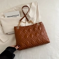 Bolso tote acolchado marrón con costuras de rombos y correa de cadena dorada de lujo - Marrón