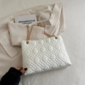 Elegante bolso de cadena acolchado blanco con costuras geométricas y detalles dorados - Blanco
