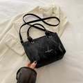 Minimalistische schwarze Falten-Lederbeuteltasche mit Griffen und Schultergurt - Schwarz