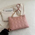 Bolso de hombro acolchado rosa con cadena dorada sobre un fondo beige neutro - Rosa