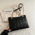 Bolso bandolera acolchado negro con cadena dorada elegante para estilo profesional - Negro