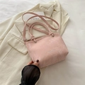 Hellrosa Bucket Bag mit Marmor-Textur, Doppelgriffen und verstellbarem Schultergurt - Rosa