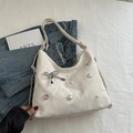 Bolso hobo de cuero blanco roto con lazo plateado y detalle de gema de corazón rosa - Blanco