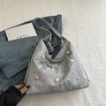 Bolso gris plateado arrugado con perlas, lazo de diamantes y colgante de corazón rosa - Plateado