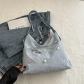 Bolso tote azul claro plisado con detalles de perlas y un lazo metálico fino - Azul