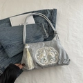 Sac perlé gris avec broderie florale et pompon en jade blanc en mise en scène chic - Argenté
