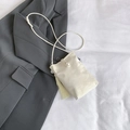 Mini borsa a tracolla bianca con fibbia a perla, dettaglio nappe e trama marmorizzata - Bianco