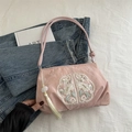Sac en soie rose avec broderie florale, pompon décoratif et fine bandoulière - Rose