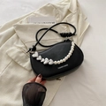 Bolso media luna de cuero negro con cadena de perlas y detalles de corazones plata - Negro
