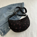 Sac croissant en velours noir à motif fraises avec bandoulière en nylon réglable - Noir