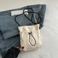 Minimalistische beige canvas crossbody tas voor telefoon met zwart koord en knoop - Broken Wit