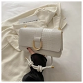 Detail van witte handtas met krokodillentextuur en een gouden U-sluiting op blazer - Wit