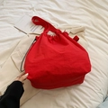 Borsa tote rossa in nylon con chiusura a coulisse e tracolla regolabile per il quotidiano - Rosso