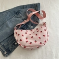 Sac croissant en velours côtelé rose avec imprimé fraises et bandoulière en nylon réglable - Rose