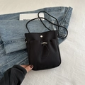 Zwarte crossbody telefoontas van waterdicht nylon met klep en zilveren drukknop - Zwart