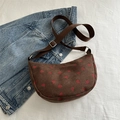 Sac bandoulière en velours côtelé marron avec imprimé fraise et large sangle - Marron
