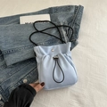Minimalistische lichtblauwe canvas crossbody tas met trekkoord en zwarte band - Blauw