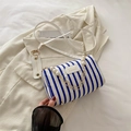 Borsa a cilindro a righe blu e bianche con catena di perle e tracolla sottile bianca - A Righe Blu