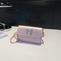 Roze en lila crossbody tas met een elegante zilveren strik decoratie - Roze