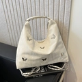 Schicke weiße Halbmond-Schultertasche mit silbernen Schmetterlingsnieten und Kette - Weiß