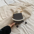 Sac seau en sergé gris foncé avec poignée en perles blanches et bandoulière chaîne - Noir