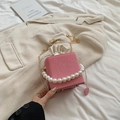 Sac seau rose tressé en forme de cube avec poignée perle et chaîne dorée femme - Rose