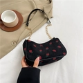 Sac à bandoulière en velours noir avec broderie fraise rouge et chaîne dorée - Noir
