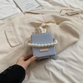 Sac seau en denim bleu clair avec anse en perles et bandoulière chaîne dorée - Bleu