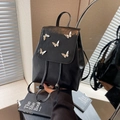 Elegante mini zaino nero in pelle sintetica da donna con ciondoli a farfalla argentati - Nero