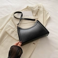 Bolso de hombro tipo baguette negro minimalista con elegantes detalles dorados - Negro