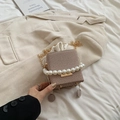 Sac seau tissé marron avec grande poignée en perles et bandoulière chaîne dorée - Kaki