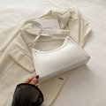 Bolso de hombro tipo media luna blanco minimalista para mujer con herrajes dorados - Blanco