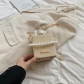 Mini sac seau tressé crème avec poignée en perles et bandoulière en chaîne dorée - Blanc