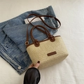 Bolso saco de paja beige con asas de cuero marrón y correa de hombro ajustable fina - Caqui